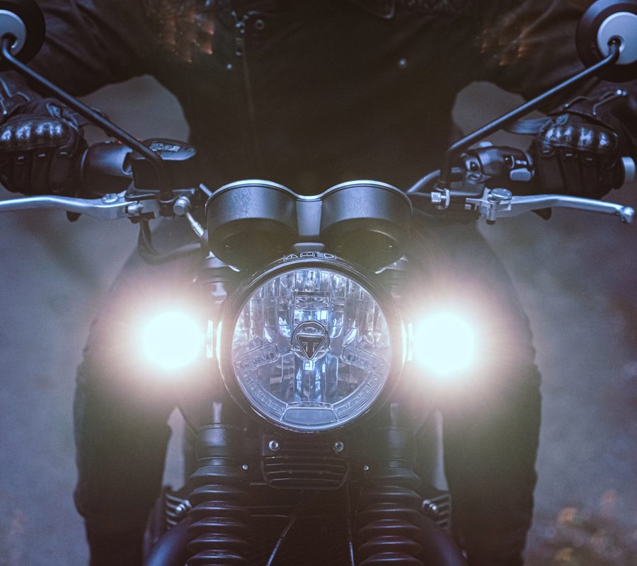 Motorrad mit H4-Rundscheinwerfer und zwei Dayron als Tagfahrlicht