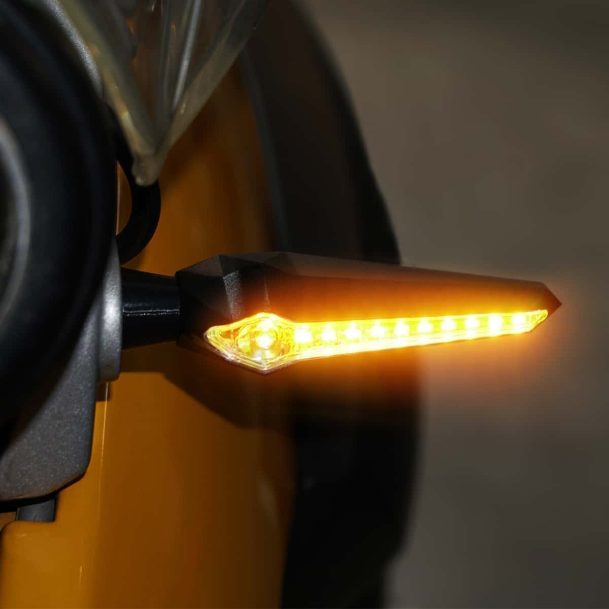 Axera Blinker mit konischer Distanzhülse am Motorrad montiert, Blinker leuchtet
