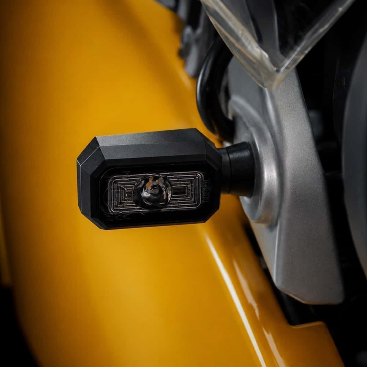 Blisk Blinker mit konischer Distanzhülse am Motorrad montiert